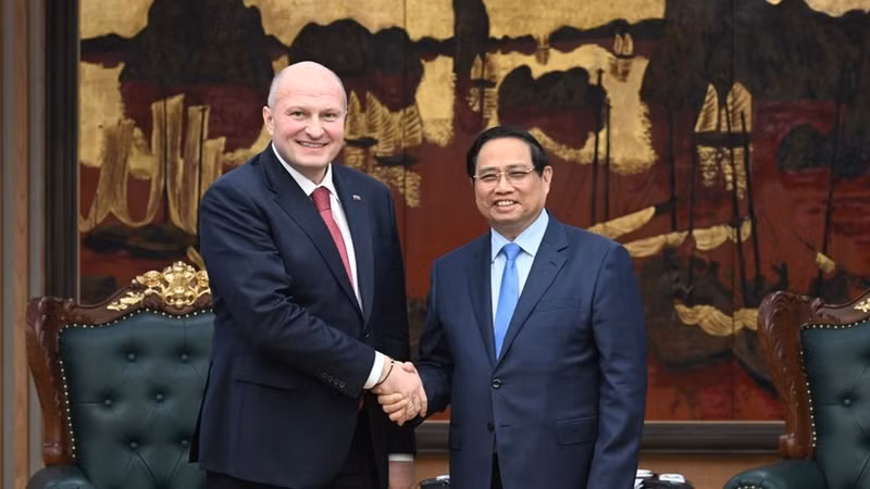 Le Premier ministre Pham Minh Chinh (à droite) serre la main du ministre russe de la Protection civile, des Situations d’urgence et des Secours en cas de catastrophe, Aleksandr Kurenkov, le 5 mars. Photo : VNA.