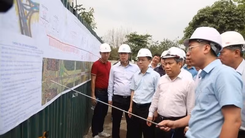 Le président du Comité populaire de Hanoi, Vu Dai Thang, inspecte les travaux de libération des terrains, les dispositifs de relogement temporaire et l’avancement de deux projets majeurs : les ponts Tran Hung Dao et Tu Lien. (Photo : Pham Cong)