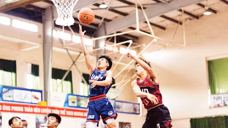 Le Championnat national universitaire de basketball (NUC) attire un grand nombre d'étudiants participants. Photo : Duc Hien.