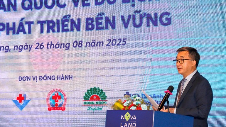 Le vice-ministre de la Santé Tran Van Thuan s’exprimant lors de la conférence. Photo: NDEL