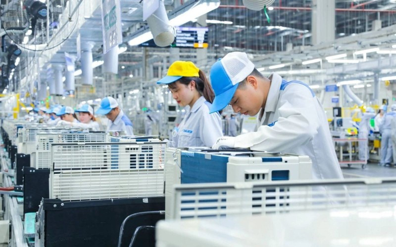 Au 30 juin 2025, le pays avait attiré un total de 21,51 milliards de dollars d'investissement direct étranger. Photo : baodautu.vn