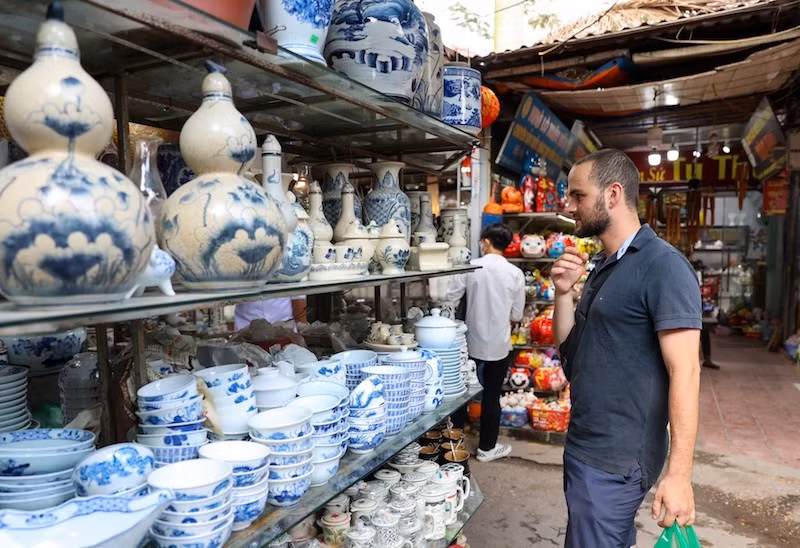 Des touristes étrangers visitent le village de poterie de Bat Trang, Hanoi. Photo : Dang Anh.