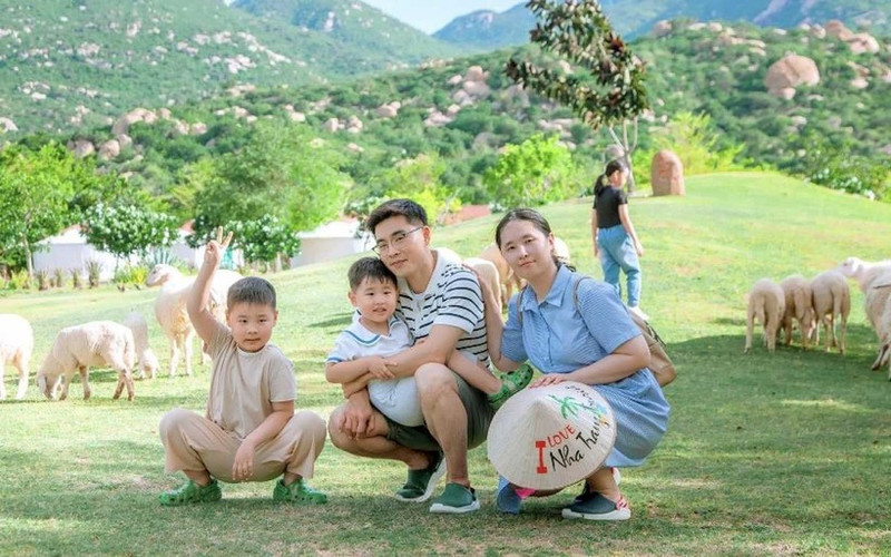 Une jeune famille sud-coréene visitant les villes côtières de Nha Trang et de Ninh Thuan. Photo : NhaTrangTourist.