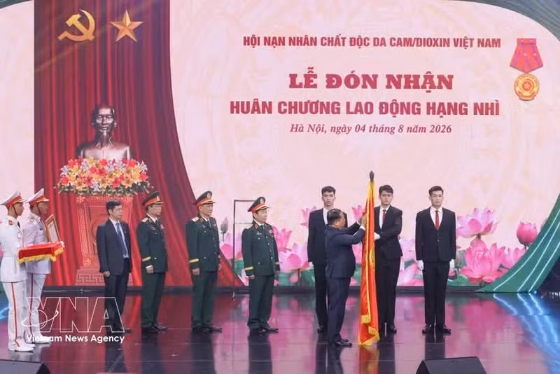 Le vice-président du Comité central du Front de la Patrie du Vietnam, Nguyên Phi Long remet l’Ordre du Travail de deuxième classe à l’Association des victimes de l’agent orange/dioxine du Vietnam (VAVA). Photo : VNA