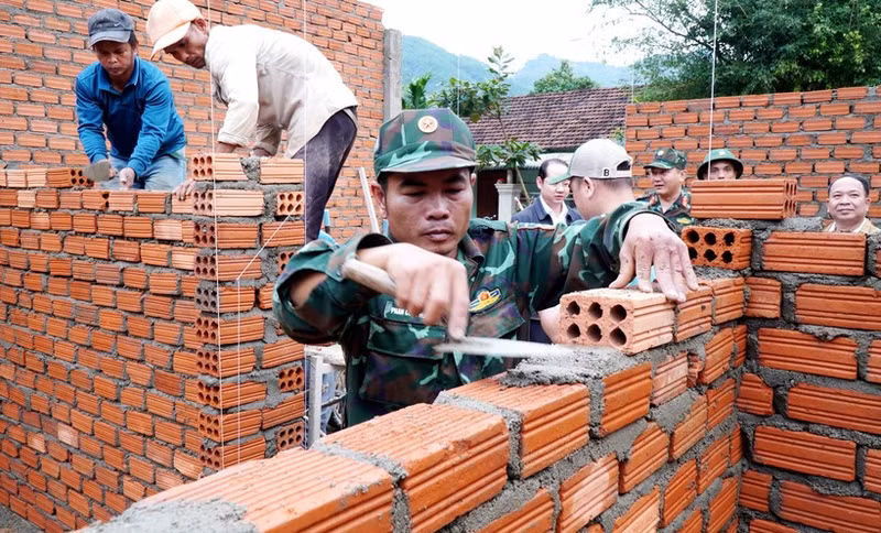 Des officiers et des soldats du commandement de défense de la zone 1 - Son Tinh, relevant du commandement militaire provincial de Quang Ngai, construisent des maisons pour des familles locales. Photo : VNA