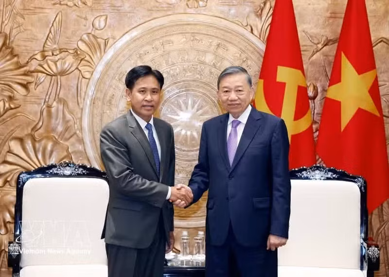 Le secrétaire général du Parti et président vietnamien, To Lam (à droite), reçoit le président de la Cour populaire suprême du Laos, Phayvy Syboualypha. Photo : VNA.