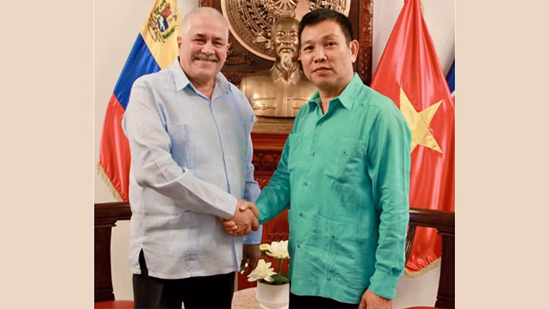 L’ambassadeur du Vietnam au Venezuela, Vu Trung My, et l’ambassadeur de Cuba au Venezuela, Dagoberto Rodríguez. Photo : Ambassade du Vietnam au Venezuela.