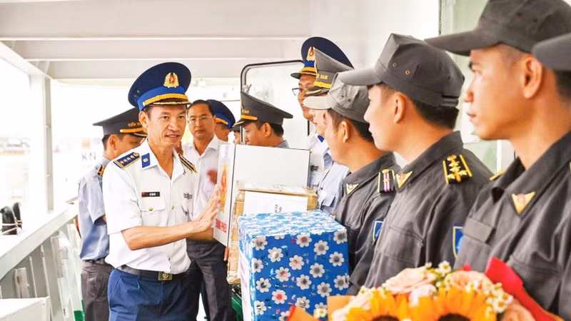Un représentant de la Région 3 des garde-côtes encourage les forces participant au vote anticipé et accomplissant leurs missions en mer.