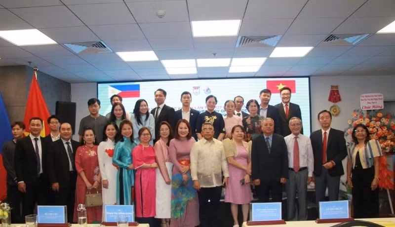Les délégués posent pour une photo lors de la cérémonie. Photo : VOV.