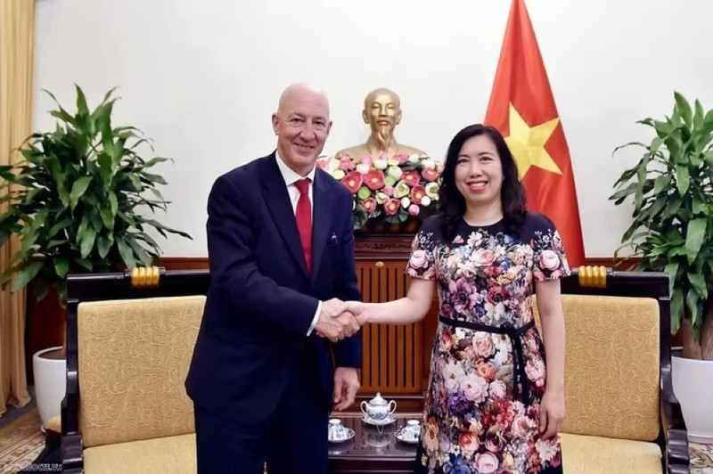 La vice-ministre Le Thi Thu Hang a reçu M. Mark Kent, président du Réseau d’Amitié Vietnam - Royaume-Uni. Photo : baoquocte.