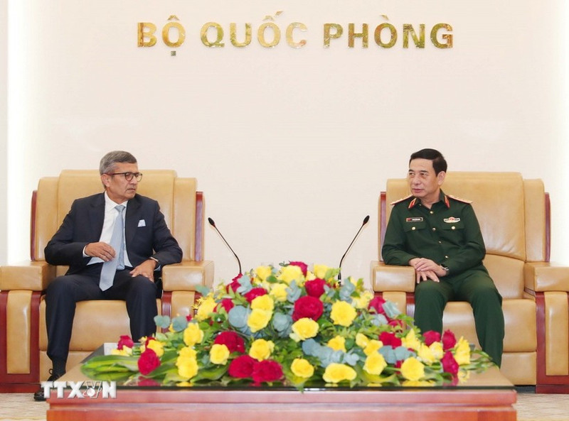 Le ministre vietnamien de la Défense, Phan Van Giang (droite) reçoit le secrétaire à la Défense de l'Inde, Rajesh Kumar Singh. Photo : VNA.