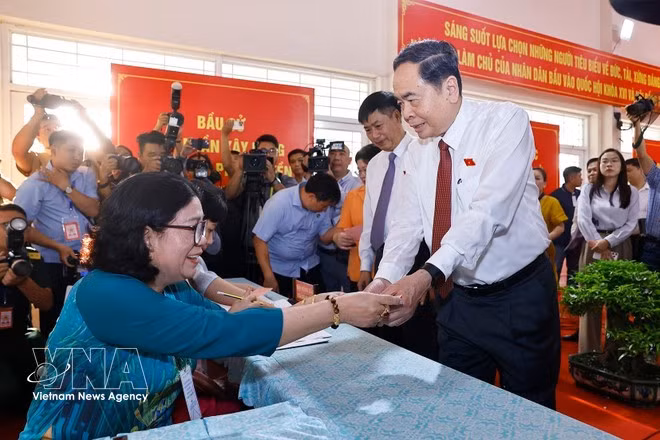 Le président de l'Assemblée nationale (AN) et du Conseil électoral national, Tran Thanh Man, au bureau de vote n° 14 de la commune de Hoc Mon à Ho Chi Minh-Ville. Photo: VNA