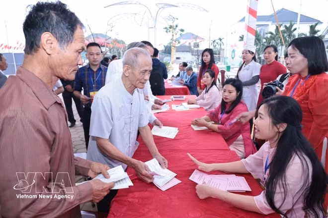 Les électeurs reçoivent leurs bulletins de vote. Photo: VNA