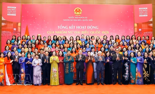 Le 9 décembre 2025 au soir, à Hanoï, le président de l’Assemblée nationale, Trân Thanh Mân, assiste à la cérémonie de clôture des activités du Groupe des femmes députées de l’Assemblée nationale pour la 16ᵉ législature. Photo : VNA.