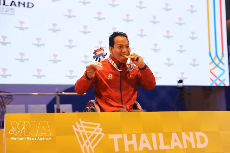 Le para-haltérophile Le Van Cong. Photo : VNA