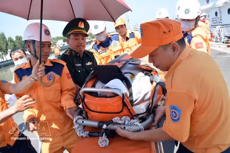 Le patient est transporté dans une ambulance pour recevoir des soins d'urgence. Photo : VNA.