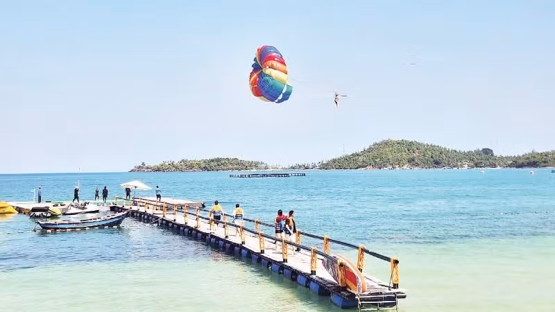 Les visiteurs peuvent s’initier au parapente à Hai Bo Dap, dans l’archipel de Nam Du.