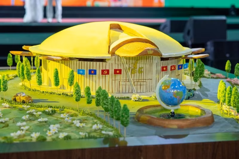 Une maquette du Centre d'expositions du Vietnam réalisée à partir de 410 kg de le riz gluant à la momordique et 100 kg de haricots, est reconnue comme un record vietnamien. Photo : VNA.