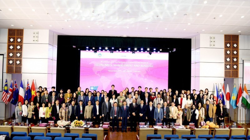 Les intervenants participent au colloque « Questions contemporaines en économie, gestion et business » (CIEMB 2025), organisé les 27 et 28 novembre.