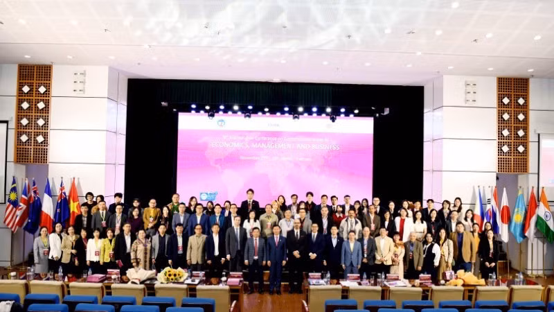 Les intervenants participent au colloque « Questions contemporaines en économie, gestion et business » (CIEMB 2025), organisé les 27 et 28 novembre.