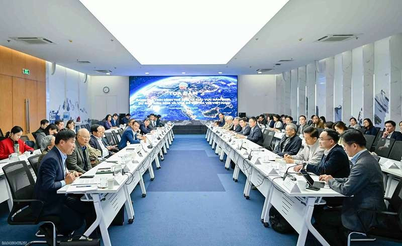 Les délégués participant au colloque scientifique « Évaluation de la situation mondiale et régionale en 2025, prévisions pour 2026 et enjeux pour le Vietnam ». (Photo : Nguyen Hong)