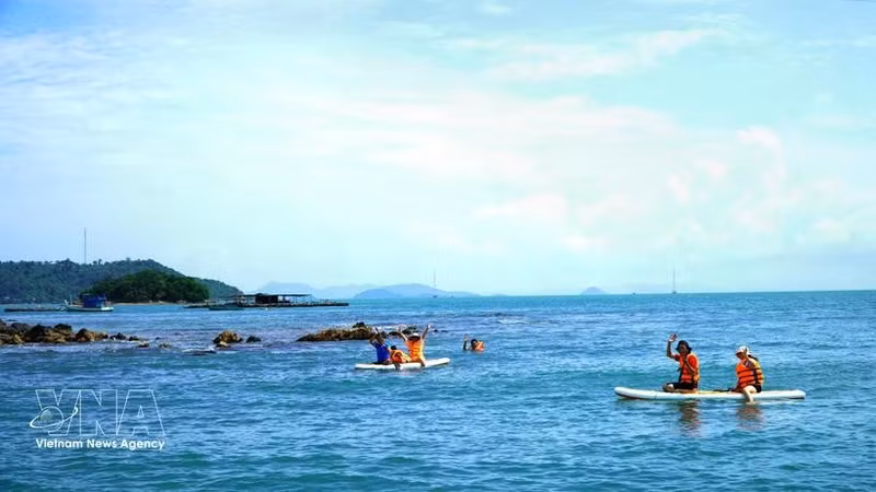 Des touristes pratiquent le stand-up paddle (Sup) et la plongée en apnée au large de l’archipel Hai Tac, aux larges de la province méridionale de An Giang. Photo : VNA