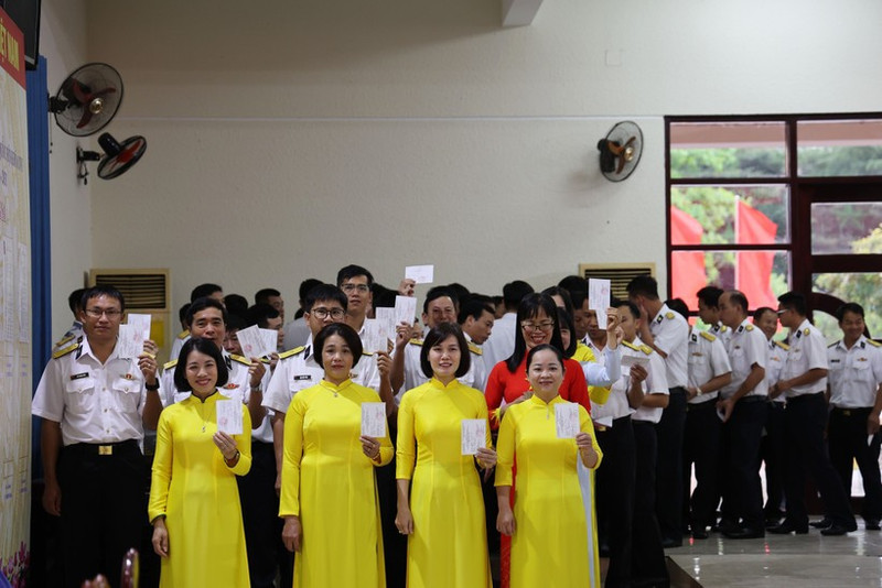 Des électeurs au bureau de vote n° 14 à Truong Sa. Photo : VNA.