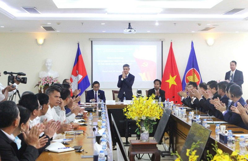 L’ambassadeur du Vietnam au Cambodge, Nguyên Minh Vu (centre) s'exprime lors de la clôture de la table ronde. Photo : VNA.