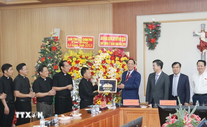Le vice-président de l’Assemblée nationale Tran Quang Phuong offre des cadeaux de Noël au diocèse de Can Tho. Photo : VNA.