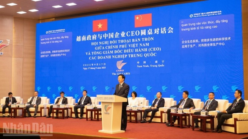 Le vice-Premier ministre Mai Van Chinh s'exprime lors de la conférence.