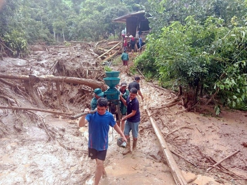 Evacution des biens des habitants de la commune de Bo Sinh, province de Son La (au Nord du Vietnam) vers un endroit sûr. Photo : VNA.