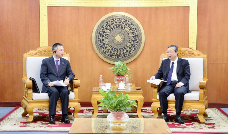 Le vice-ministre Hoàng Trung travaille avec M. Nianshan Zhang, directeur général du Département de l’Asie du Sud-Est de la Banque asiatique de développement (ADB). Photo : Phuong Linh.
