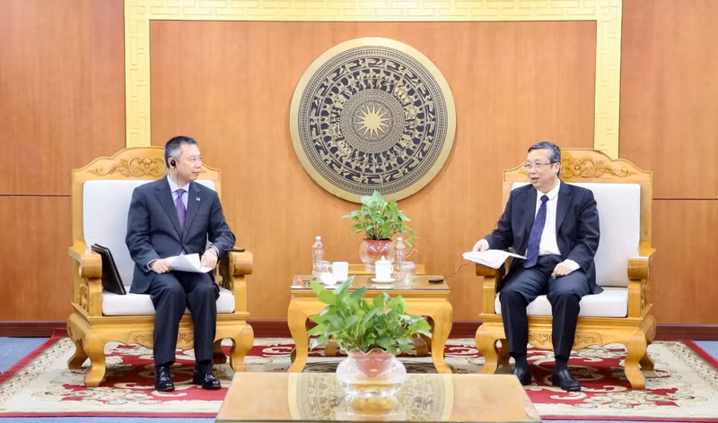 Le vice-ministre Hoàng Trung travaille avec M. Nianshan Zhang, directeur général du Département de l’Asie du Sud-Est de la Banque asiatique de développement (ADB). Photo : Phuong Linh.