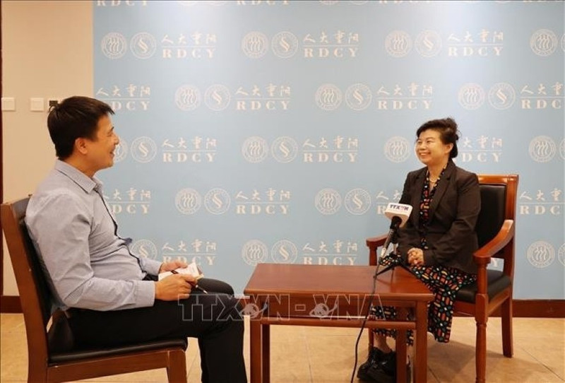 Liu Ying, chercheuse à l'Institut d'études financières de Chongyang, relevant de l'Université Renmin de Chine accorde une interview au correspondant de l'Agence vietnamienne d'Information. Photo : VNA.