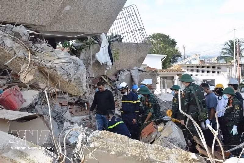 Les secouristes vietnamiens poursuivent leurs opérations dans l'État de La Guaira. Photo : VNA.