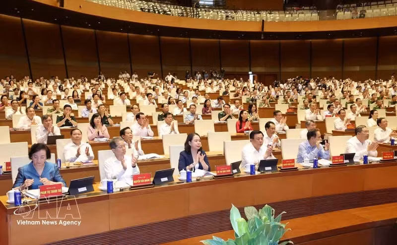 Conférence dressant le bilan de la première année de fonctionnement du modèle organisationnel global du système politique et du modèle administratif à trois niveaux. Photo: VNA