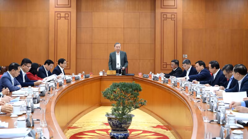 Le secrétaire général To Lam préside une séance de travail avec la permanence des sous-comités du XIVᵉ Congrès national du Parti.