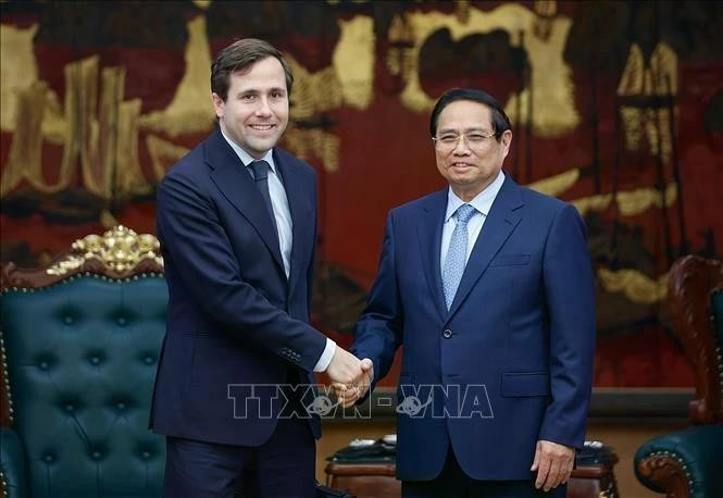Le 12 mai 2025, à Hanoï, le Premier ministre Pham Minh Chinh reçoit Benjamin Dousa, ministre suédois de la Coopération internationale au développement et du Commerce extérieur. Photo : VNA.