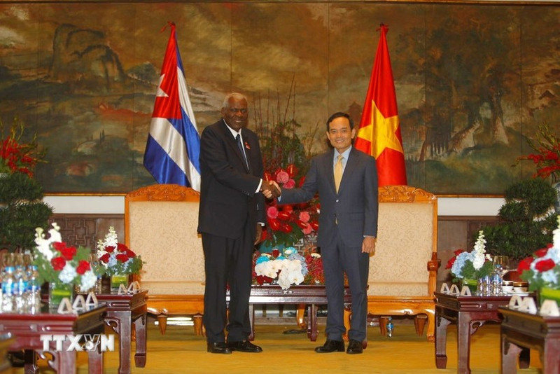 Le président de l’Assemblée nationale cubaine, Esteban Lazo Hernandez, a rencontré le 2 octobre à Hô Chi Minh-Ville, Tran Luu Quang, secrétaire du Comité municipal du Parti. Photo : VNA