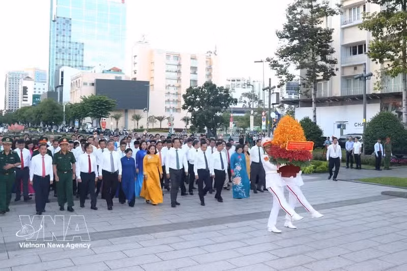 La délégation des autorités de Hô Chi Minh-Ville rend hommage au Président Hô Chi Minh à l'occasion du 50ᵉ anniversaire de la ville portant le nom du défunt dirigeant. Photo : VNA.