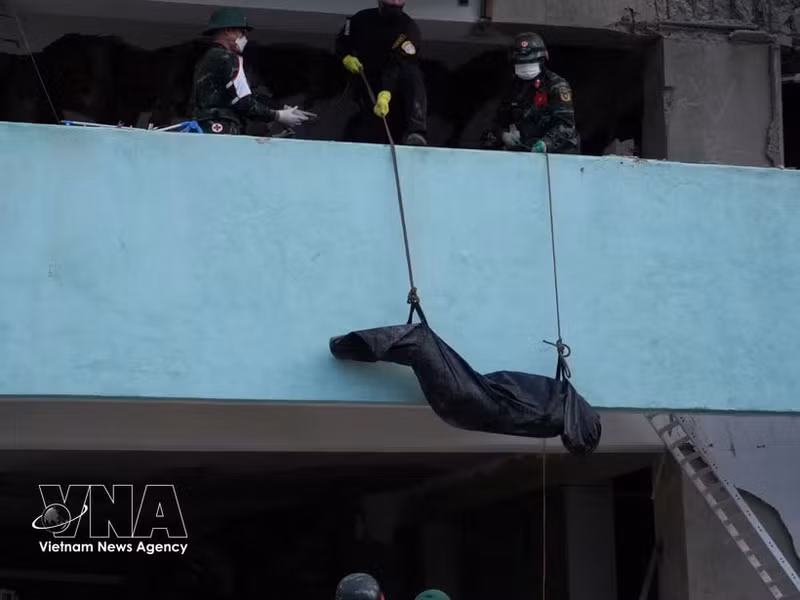 Les secouristes vietnamiens récupèrent les corps de 11 victimes au Venezuela. Photo : VNA.