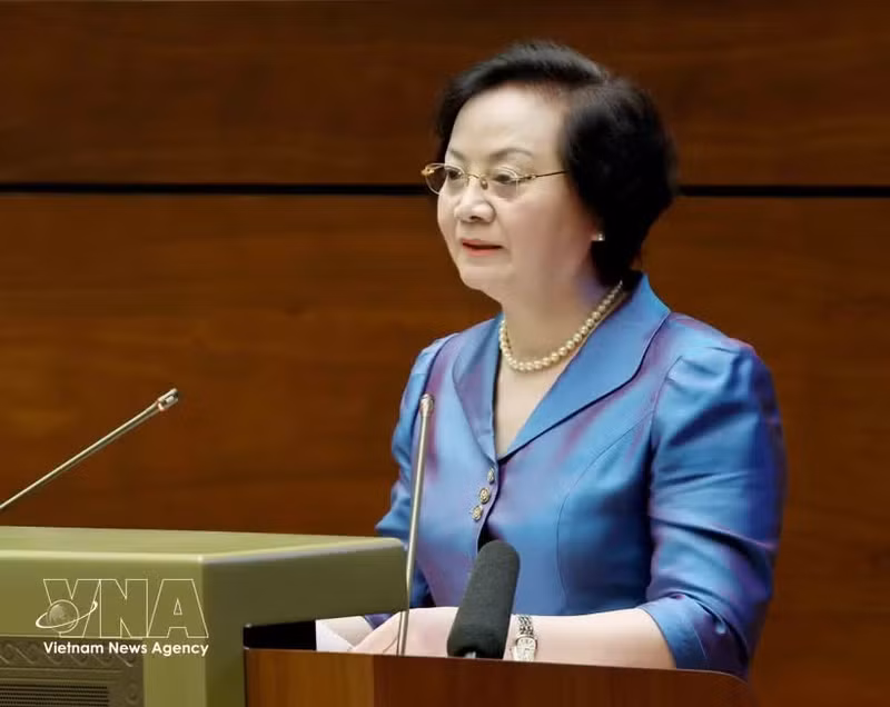 La vice-Première ministre Pham Thi Thanh Tra présent son intervention lors de la conférence dressant le bilan de la première année de fonctionnement du modèle organisationnel global du système politique et du modèle administratif à trois niveaux. Photo : VNA.