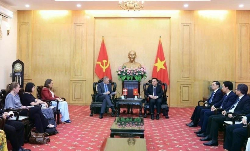 Le professeur-docteur Nguyen Xuan Thang, directeur de l’Académie nationale de politique Ho Chi Minh, reçoit l’ambassadeur du Danemark au Vietnam, Nicolai Prytz. Photo : VNA.