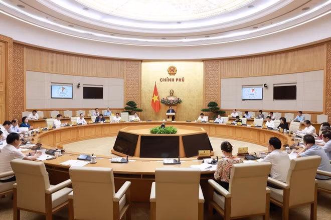 Vue d’ensemble de la réunion pour évaluer les résultats du fonctionnement du modèle d’administration locale à deux niveaux. Photo : VNA