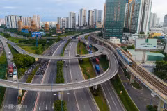 La construction de la ligne de métro Ben Thanh - Suoi Tien (ligne 1) a débuté en août 2012. Longue de près de 20 km, elle représente un investissement total de plus de 43 700 milliards de dôngs et comprend 14 stations, dont 3 souterraines en plein centre-ville. Sa mise en service est prévue pour décembre 2024. Il s'agit de la première ligne de métro urbain de Ho Chi Minh-Ville. L'image montre le tronçon traversant l'autoroute de Hanoï (rue Vo Nguyen Giap). De nombreuses tours et immeubles d'habitation ont surgi à proximité de la ligne de métro. Photo : vnexpress.net