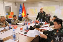 Le colonel Pham Tân Phong lors de la réunion. Photo : qdnd.vn