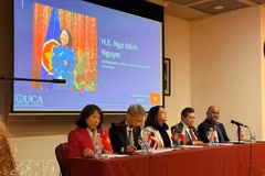 L’ambassadrice du Vietnam en Argentine, Ngo Minh Nguyet premier à gauche). Photo : VNA.