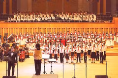 Le chœur Gio Xanh donne des concerts réunissant des membres de plusieurs générations. Photo : NDEL.