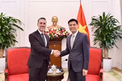 Le vice-ministre des Affaires étrangères, Dang Hoang Giang, (droite) et Matt Jackson, représentant résident du Fonds des Nations unies pour la population (UNFPA) au Vietnam. Photo : VNA