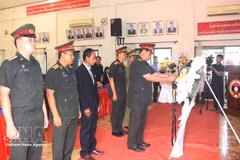 Des représentants des forces armées des provinces du sud du Laos ont déposé des fleurs lors de la cérémonie. Photo : VNA.